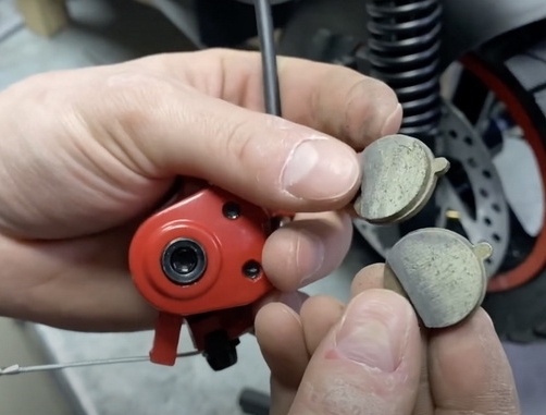 Замена тормозных колодок фото 1